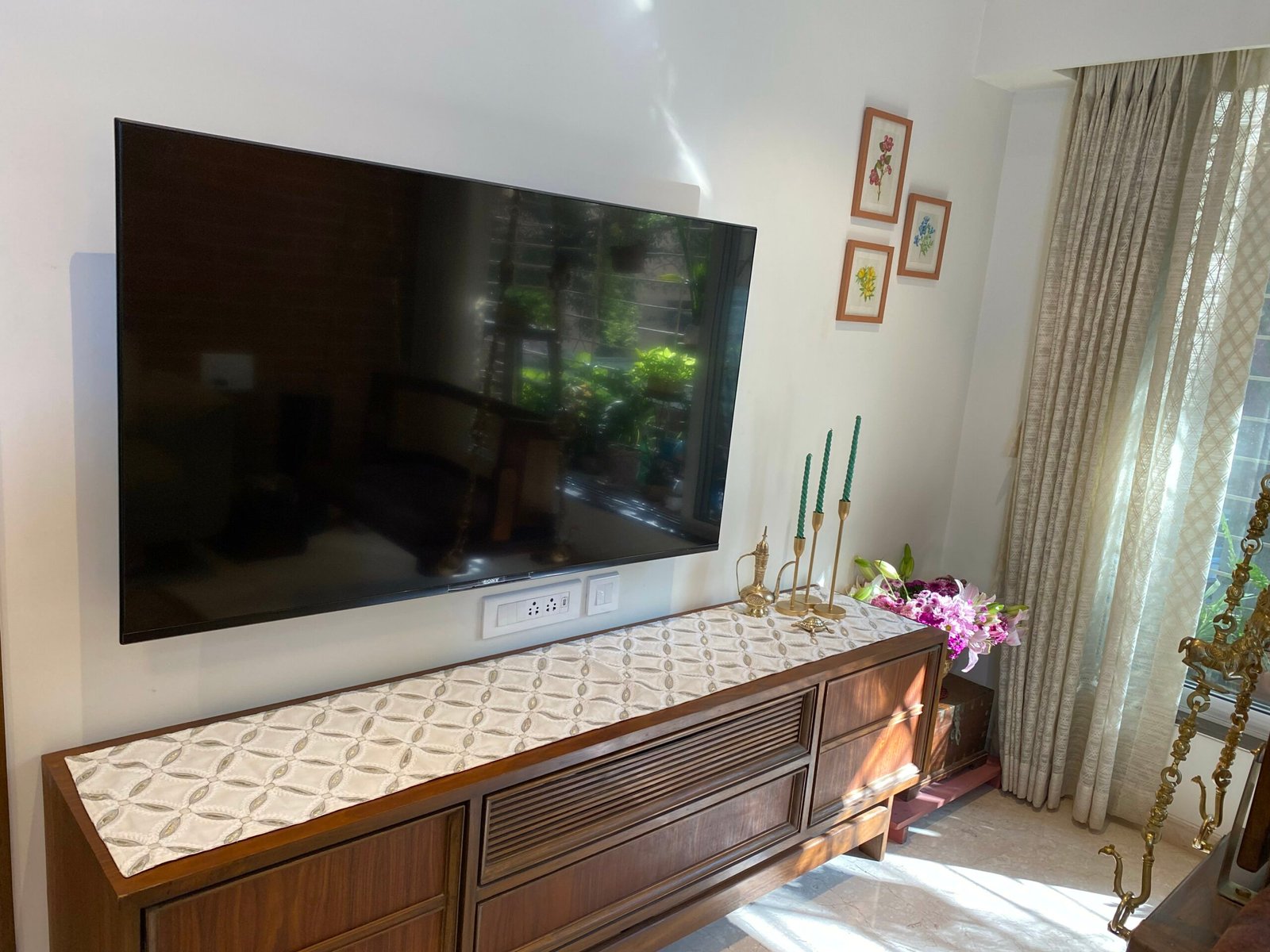 CAMELLIA_RUNNER_WHITE_LIFESTYLE_IMAGE_2