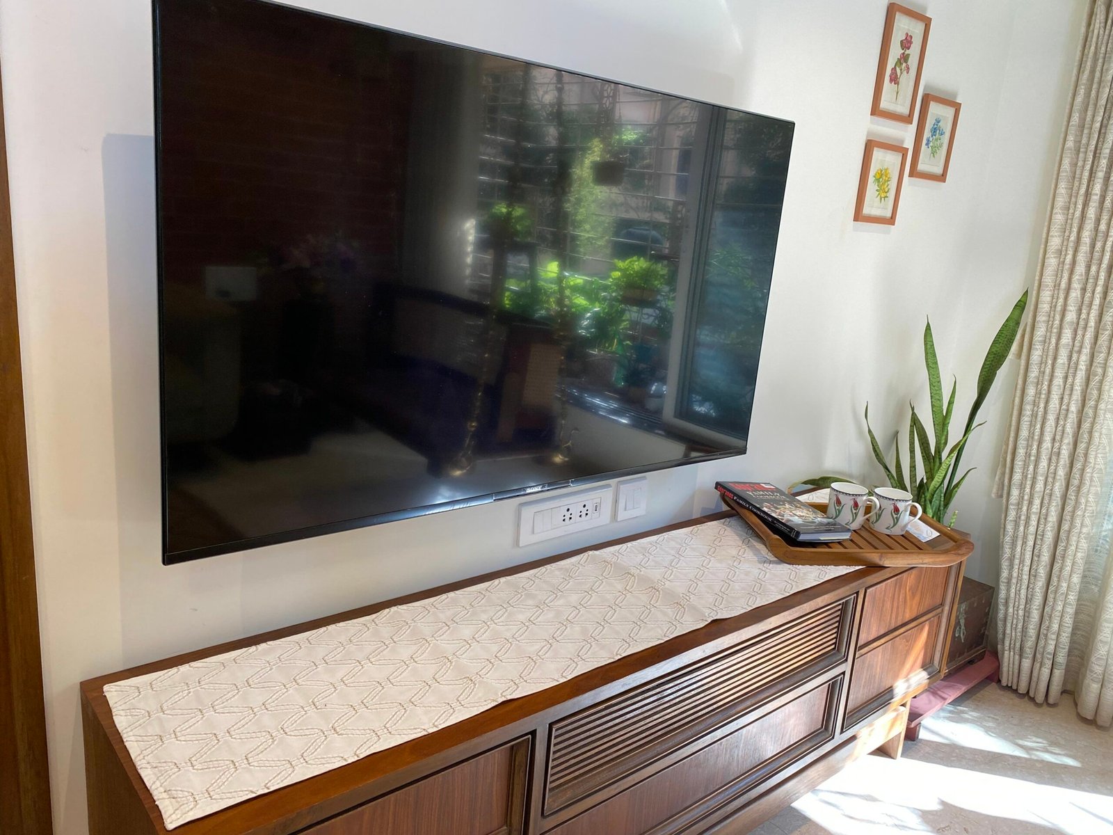 CRYSTAL_RUNNER_WHITE_LIFESTYLE_IMAGE2