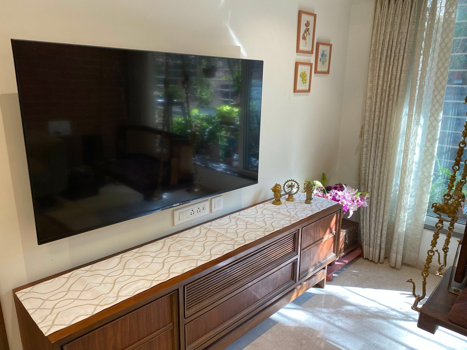 SWIRLS_RUNNER_WHITE_LIFETSYLE_IMAGE_2